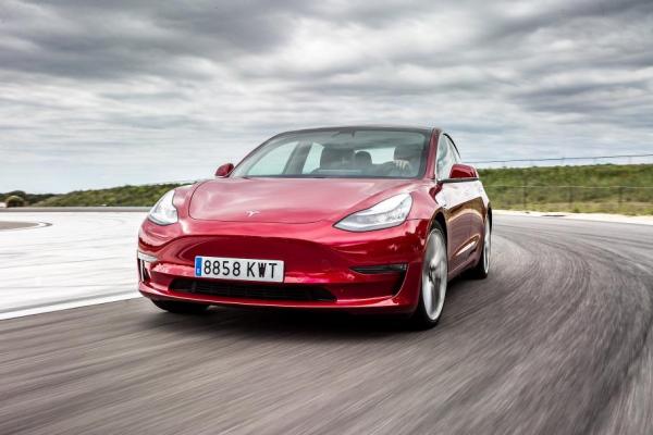 Владелец Tesla поймал угонщика смартфоном